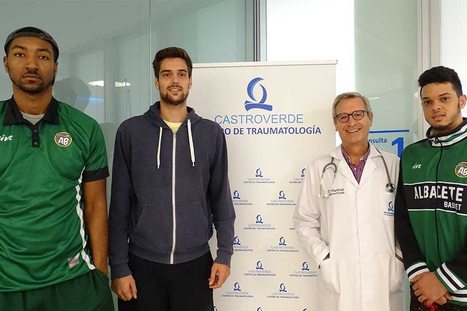Los jugadores del Arcos Albacete Basket ‏pasan reconocimiento médico en la Clínica Castroverde